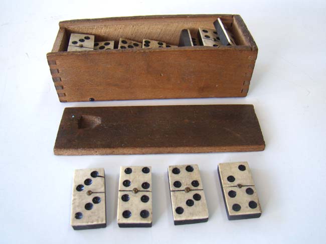 An early 19th century complete set of bone and ebony dominoes — image 2